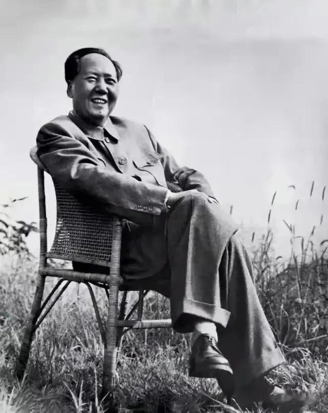 图一，1961年，毛主席在庐山(时年68岁)；

图二，1962年，蒋公在台湾(