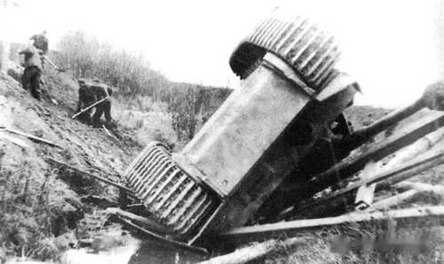 据说，这辆德军虎式坦克是在苏联试图开过一座实木桥时翻车的，因为它太重了。