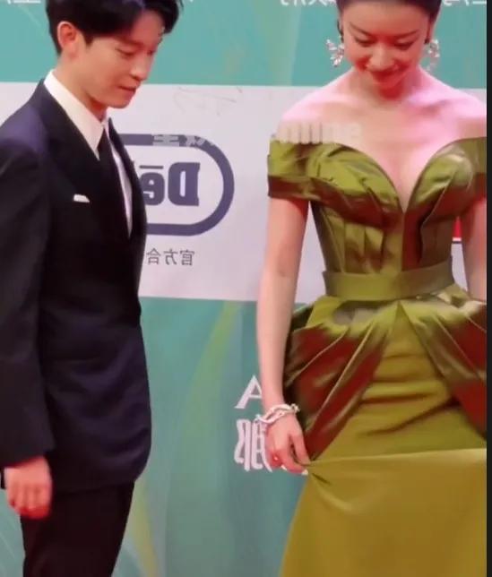 不愧是演员，很敬业啊[玫瑰]到