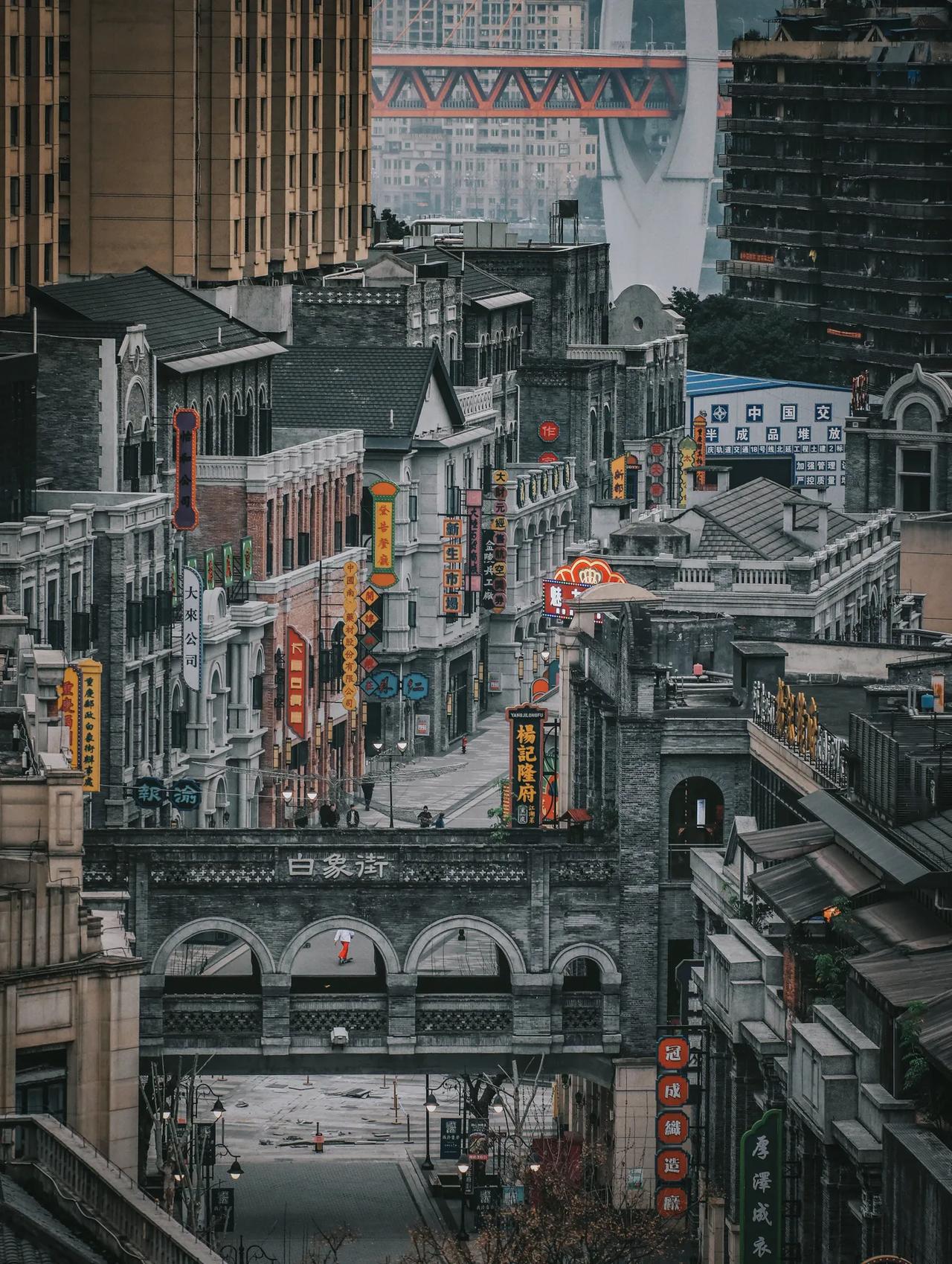 重庆最被低估的新晋复古街区📷怎么拍都出片
🌈自去年白象街翻修开街以来就一直想