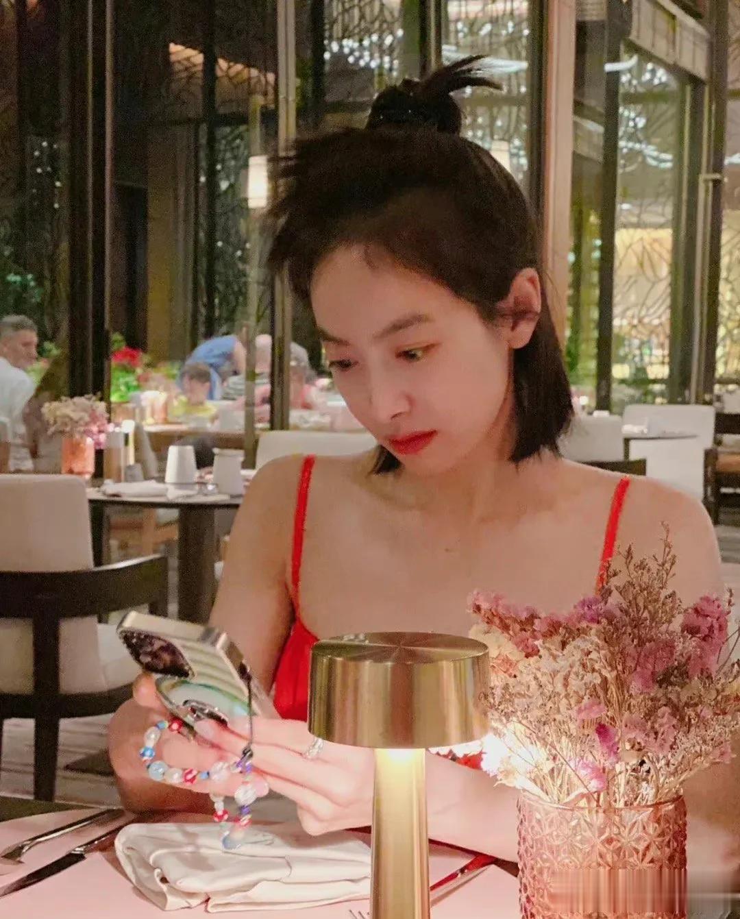 宋茜是怎么做到又瘦又元气的？
身材状态真好 会跳舞的女生真的都很有气质
饭拍生图