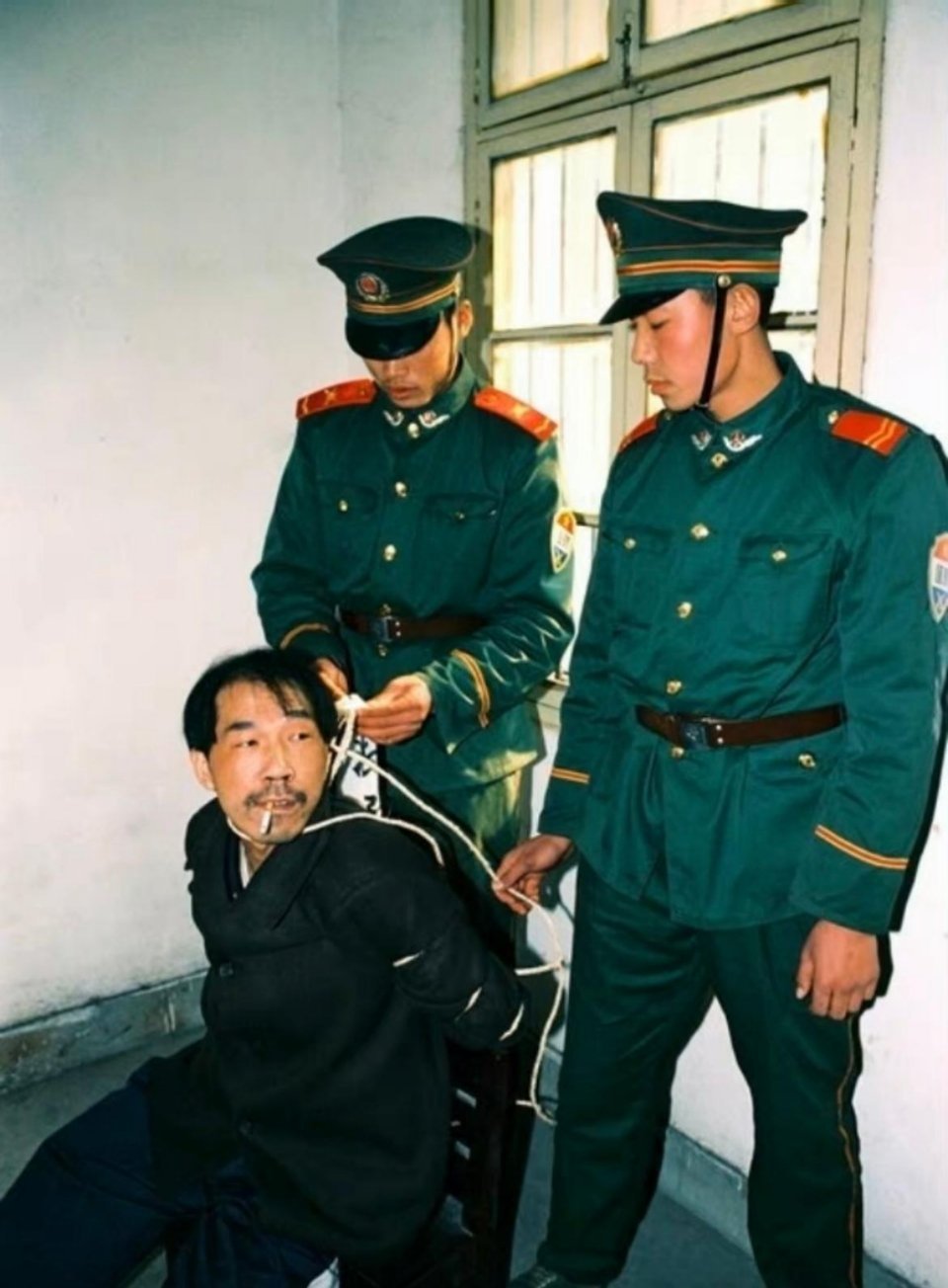 #历史那些事[超话]#1999年12月28日，安徽。凶手法子英被执行死刑前的照片