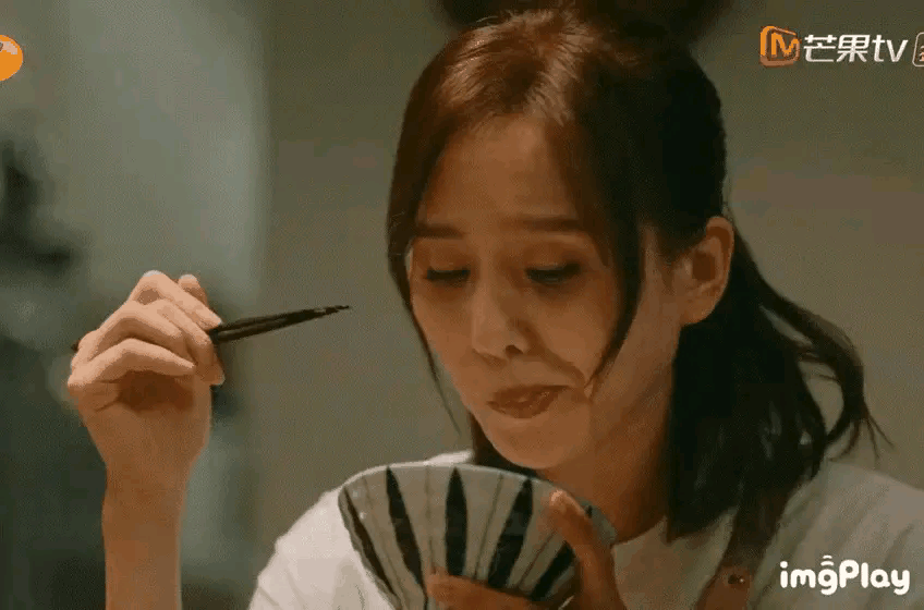 看刘诗诗吃饭好累，像是常年不吃主食的人，吞咽那一口真困难……

她吃饭的样子跟我