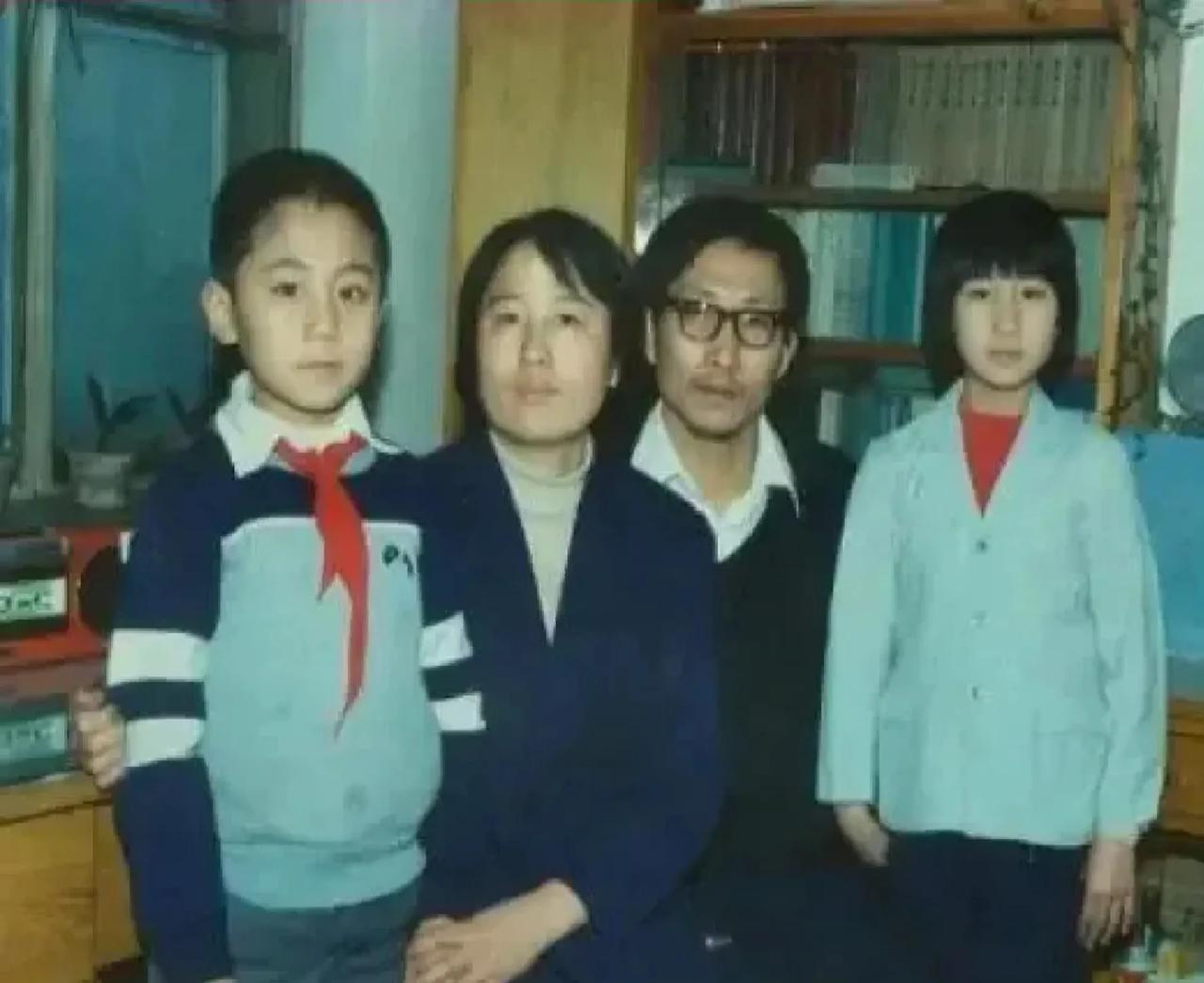 这是小时候的刘烨和他的爸爸妈妈、姐姐，一家四口在书房里的合影。小刘烨戴着红领巾，