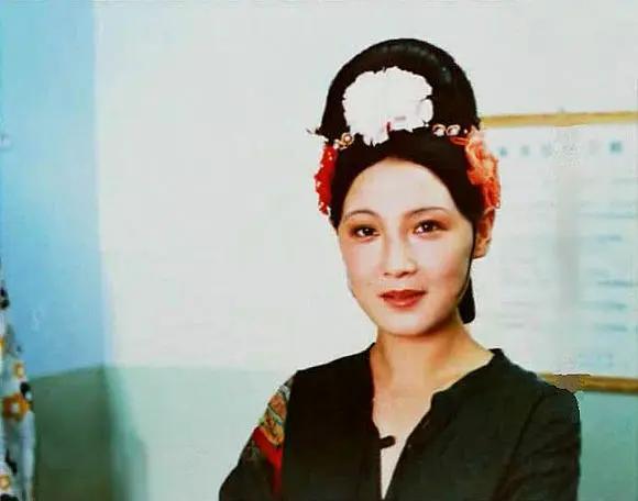 这个女演员在上个世纪80年代非常出名，1981年考入北京人民艺术剧院演员班，未毕