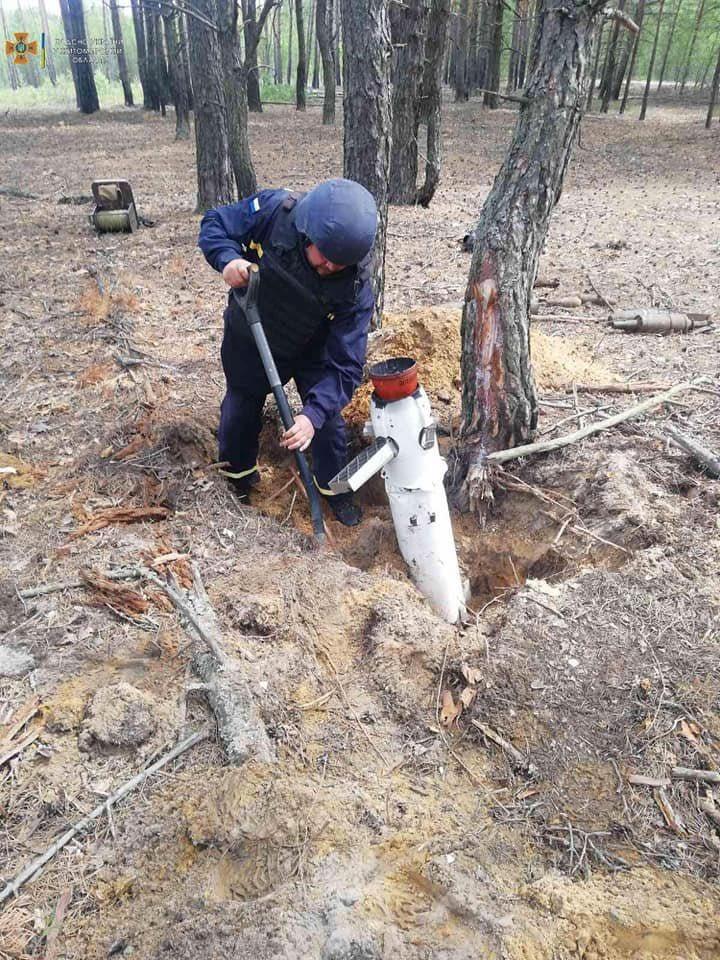 在乌克兰西北部的森林中，俄罗斯空天军发射了一枚空对空导弹并坠落到地面。这枚导弹被