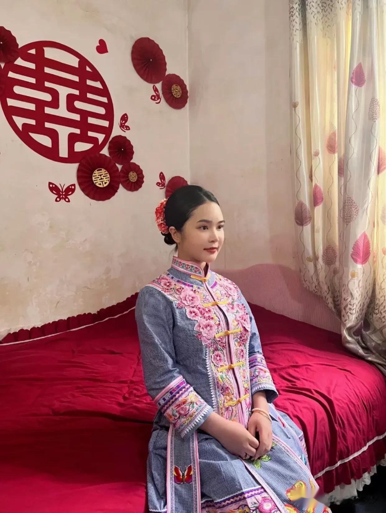 壮族小姐姐出嫁，这衣服可真好看[玫瑰][玫瑰]
比起千篇一律的秀禾服，这个真的很