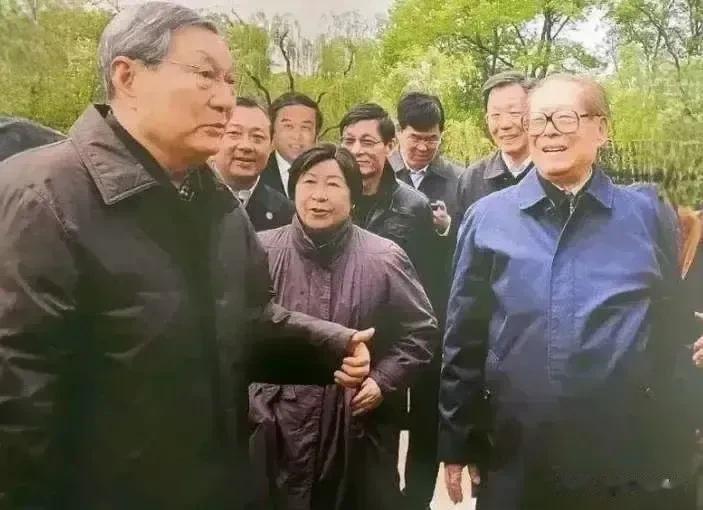 2013年12月，87岁的江主席和85岁的朱总理同游扬州瘦西湖，与群众愉快地交谈