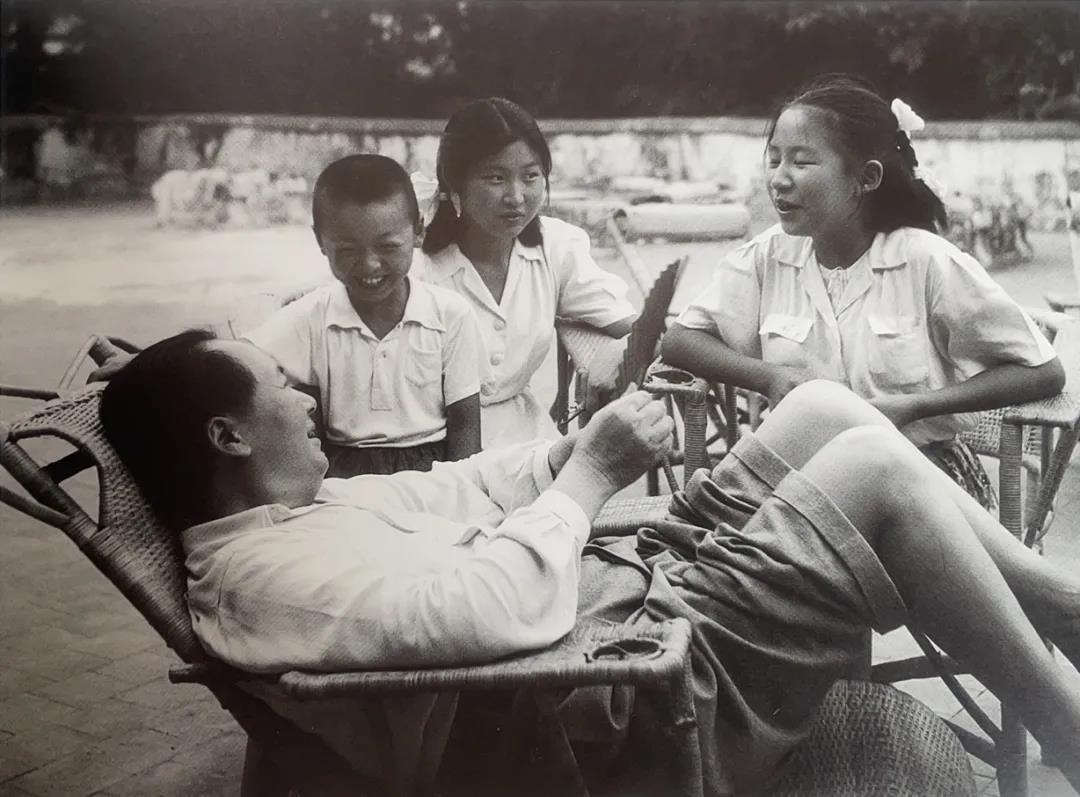 1951年，毛主席在香山和小朋友们在一起。
这是毛主席难得一见的悠闲时光，和小朋