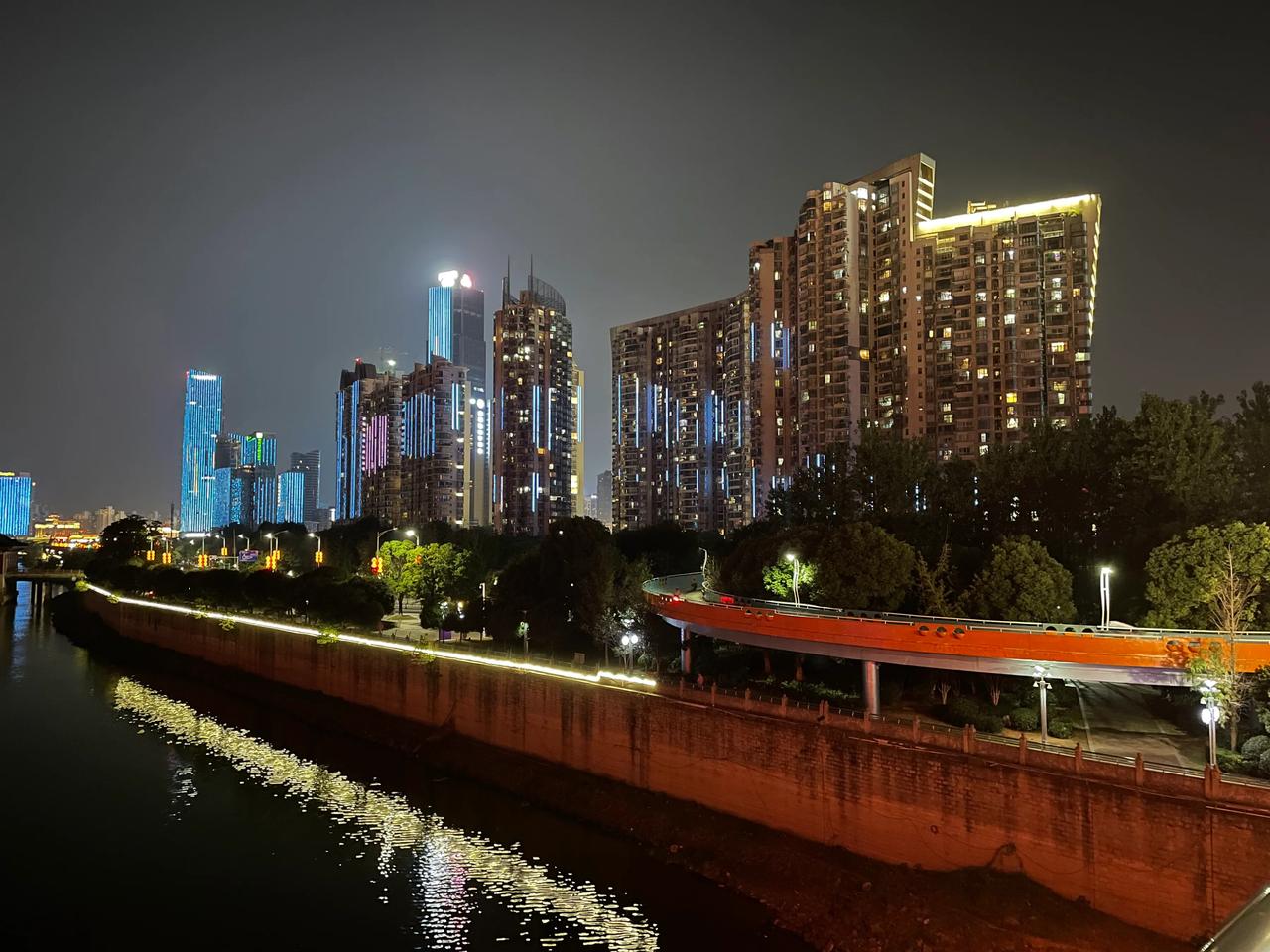 当你觉得自己不幸的时候，想想这个社会上还有许许多多的人比你更不幸，所以我们总应该