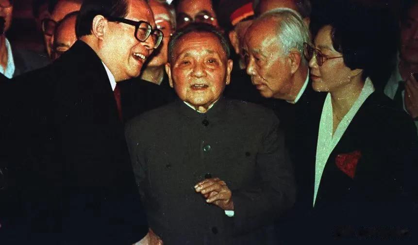 1991年，87岁的邓公与65岁的江主席，新老交替，薪火相传。