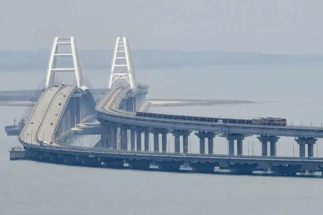 乌克兰建议无关人员暂时离开克里米亚，以免成为炮灰。乌克兰国防部主要情报局代表安德