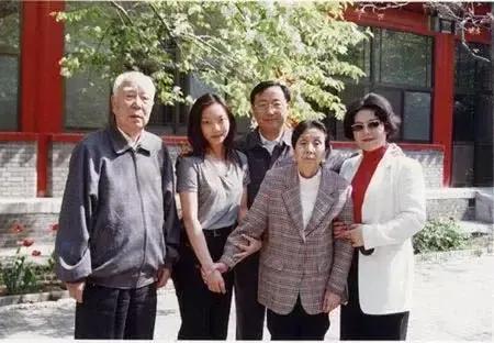 2001年，万里在家中与孙女的合影

站在万里和夫人边涛中间的便是他的孙女万宝宝
