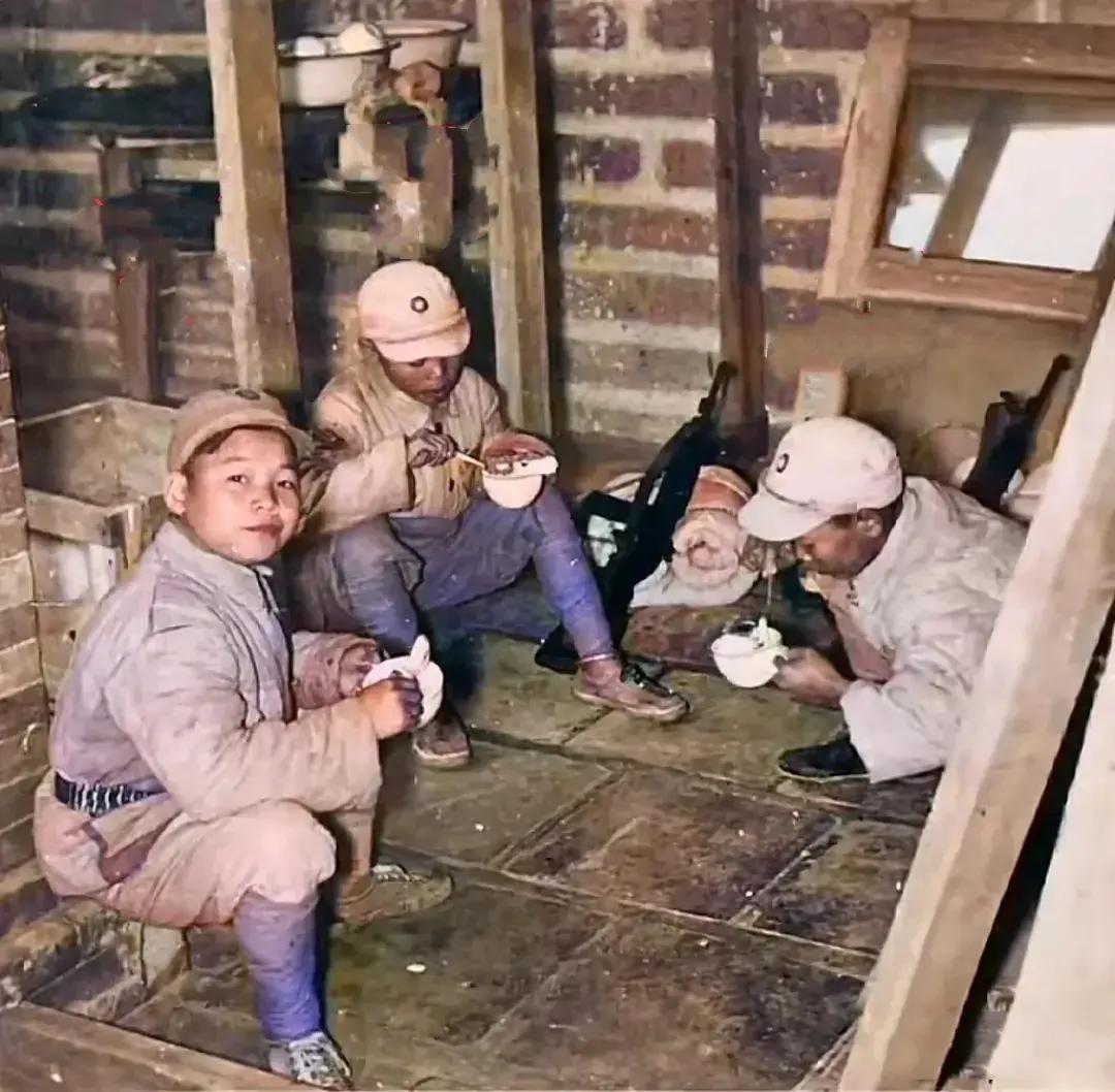 1944年的云南松山，大战之前，三个娃娃兵正在吃饭，令人痛心的是，吃完这顿饭，这