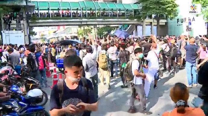 泰国头条新闻社讯   据泰媒报道，10月15日下午三点开始，已经陆续有集会民众在