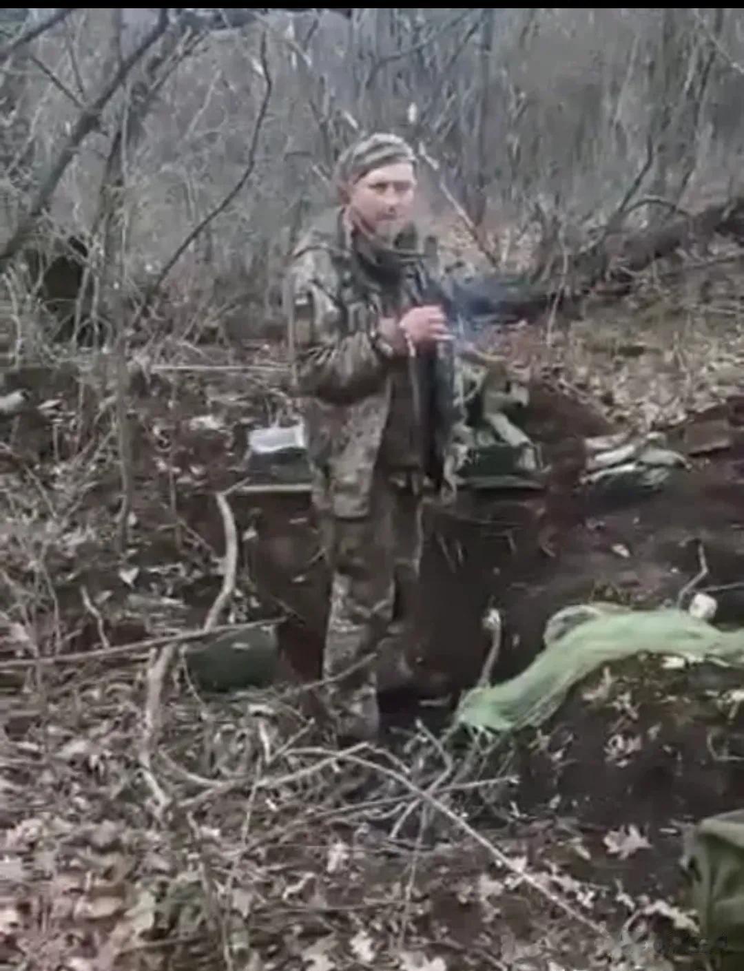 全网都在疯传的一张照片

这是一名乌克兰士兵临死前的一刻。

看着周围用枪对着他