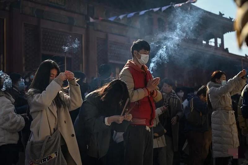 今年以来，寺院相关景区的门票销量增长了3倍多！其中，90后、00后竟占到了一半。