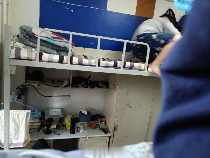 网友投稿，舍友每天早上不到六点就起床看书，闹钟把我们也吵醒，寝室几个对他意见挺大