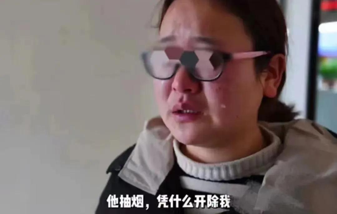 女子举报男同事抽烟被老板开除，这位女子刚进入公司，发现男同事经常在室内抽烟，无法
