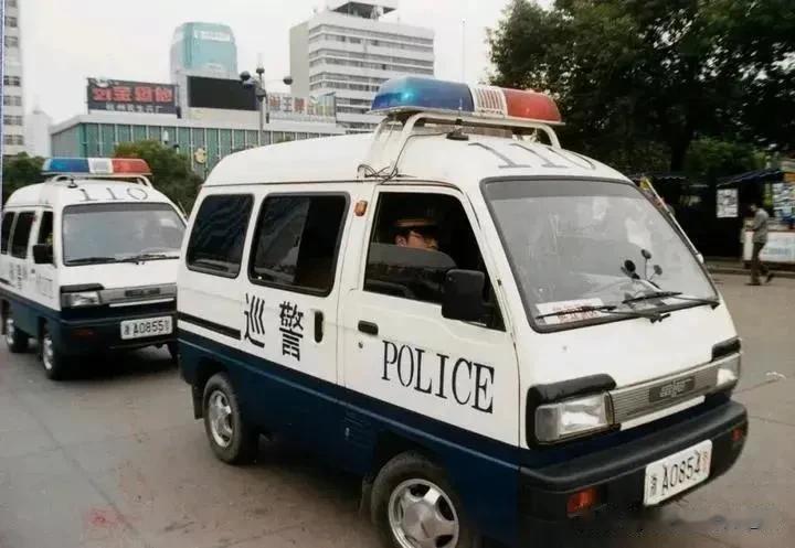 现在流行的双色车身，都是当年警车玩剩下的[捂脸][捂脸]