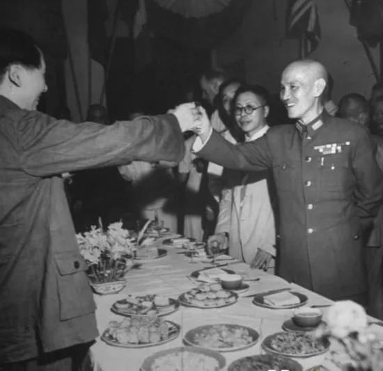 毛泽东不擅长喝酒，但由于他的特殊身份，他经常要面对各种社交场合。喝呢还是不喝呢？
