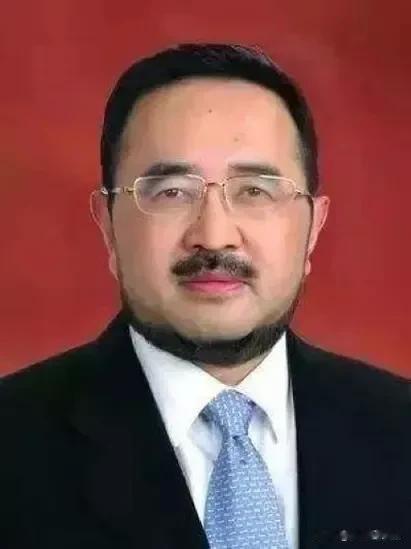 就是他！连续七年就官员财产公示提出建议的重庆律师韩德云。

做为无党派人士的韩德
