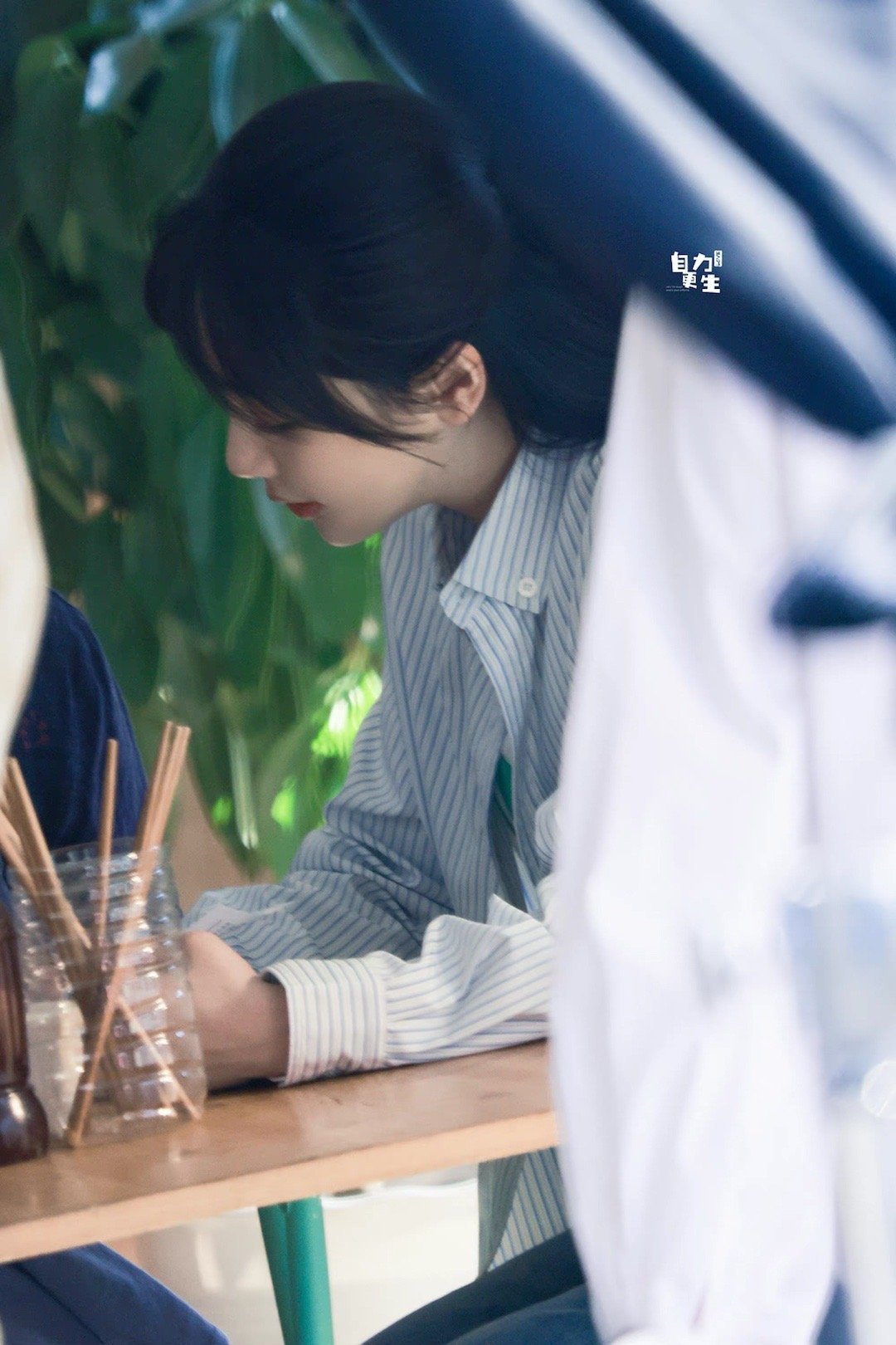 #杨紫199爱条纹衬衫饭拍路透# 衬衫条纹的线条感更加简约质朴[酷]飘逸黑长直的