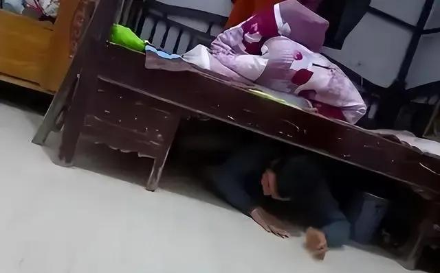 安徽男子怀疑妻子不忠，躲床下偷看7小时，情夫身份让他暴走。

钱某和妻子结婚多年