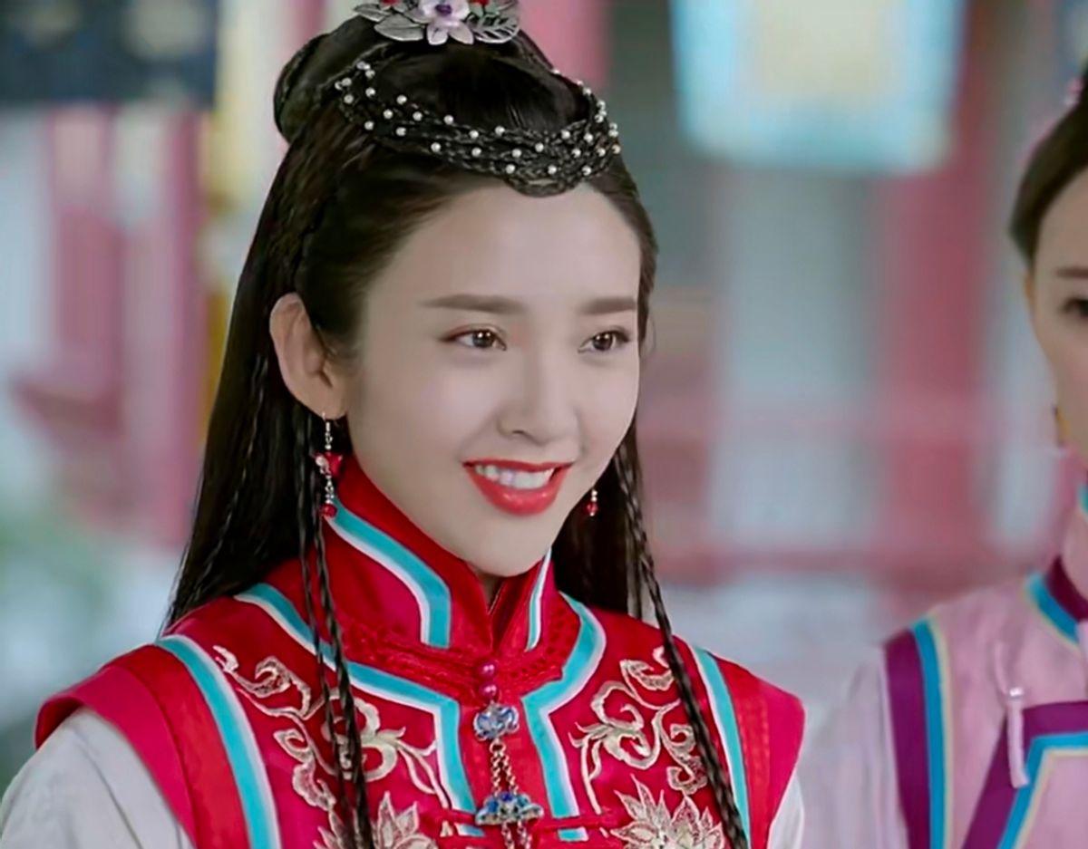 “该女可兴天下，可亡天下”，这是美人东哥出生时的预言。叶赫部便肆意利用东哥的婚姻