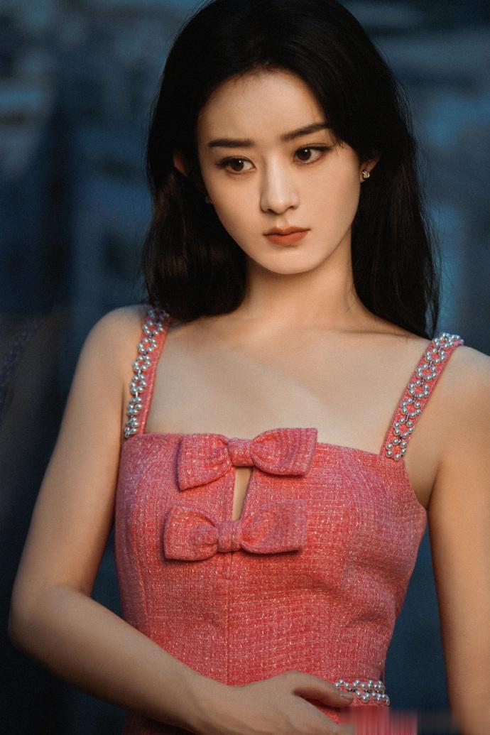#赵丽颖蝴蝶结开衩吊带裙# 赵丽颖新造型大片释出，桃红色蝴蝶结开衩吊带裙，蝴蝶结