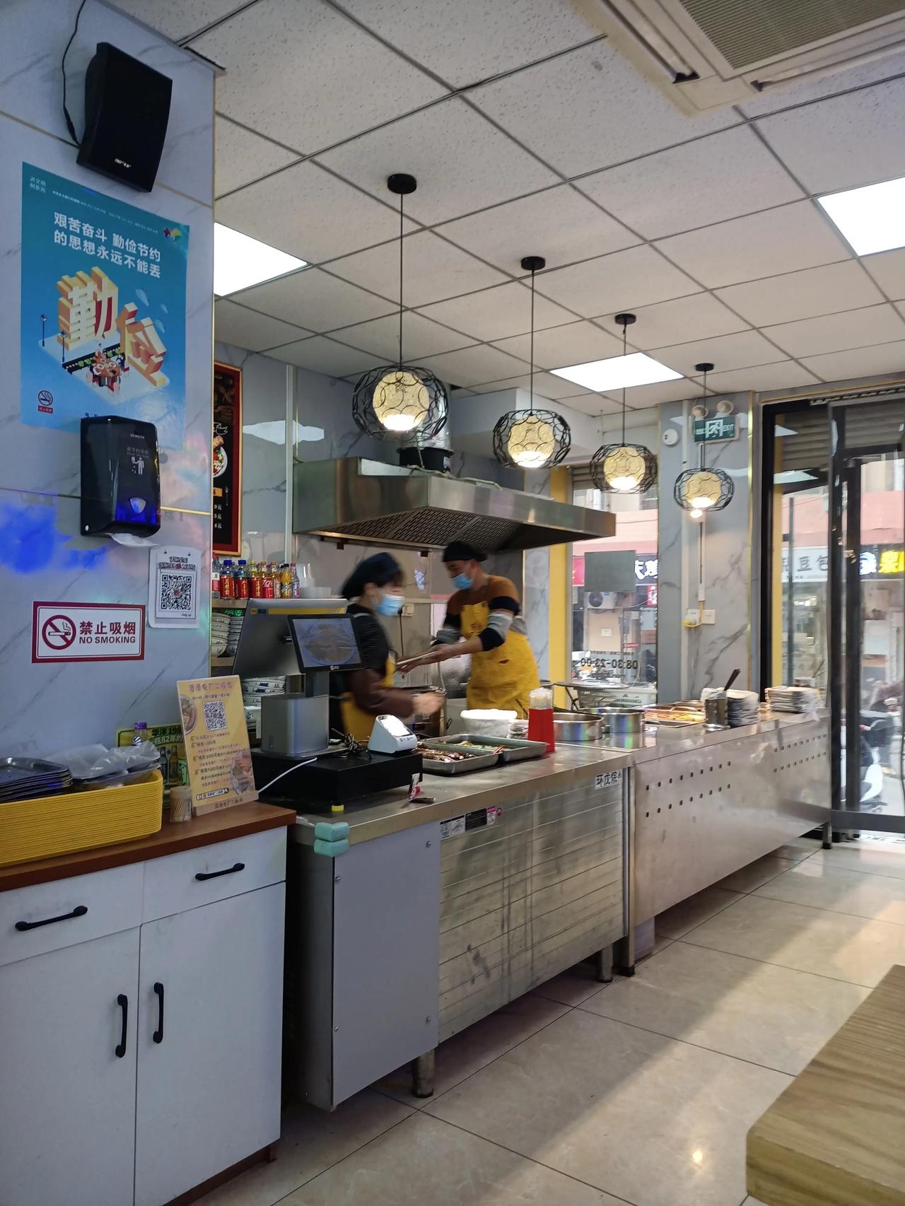 最近在济南比较火的板面店：电厂二板面
居然有176家连锁店了，你敢相信？
之前只