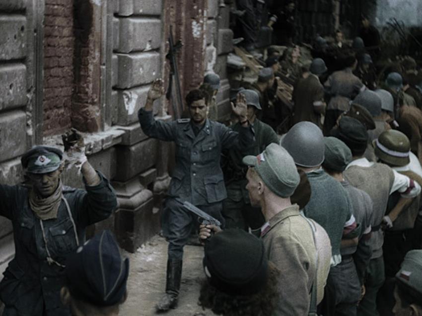 【华沙起义中被俘的纳粹士兵】
1944年8月，眼见苏军在东线的反攻势不可挡，英美