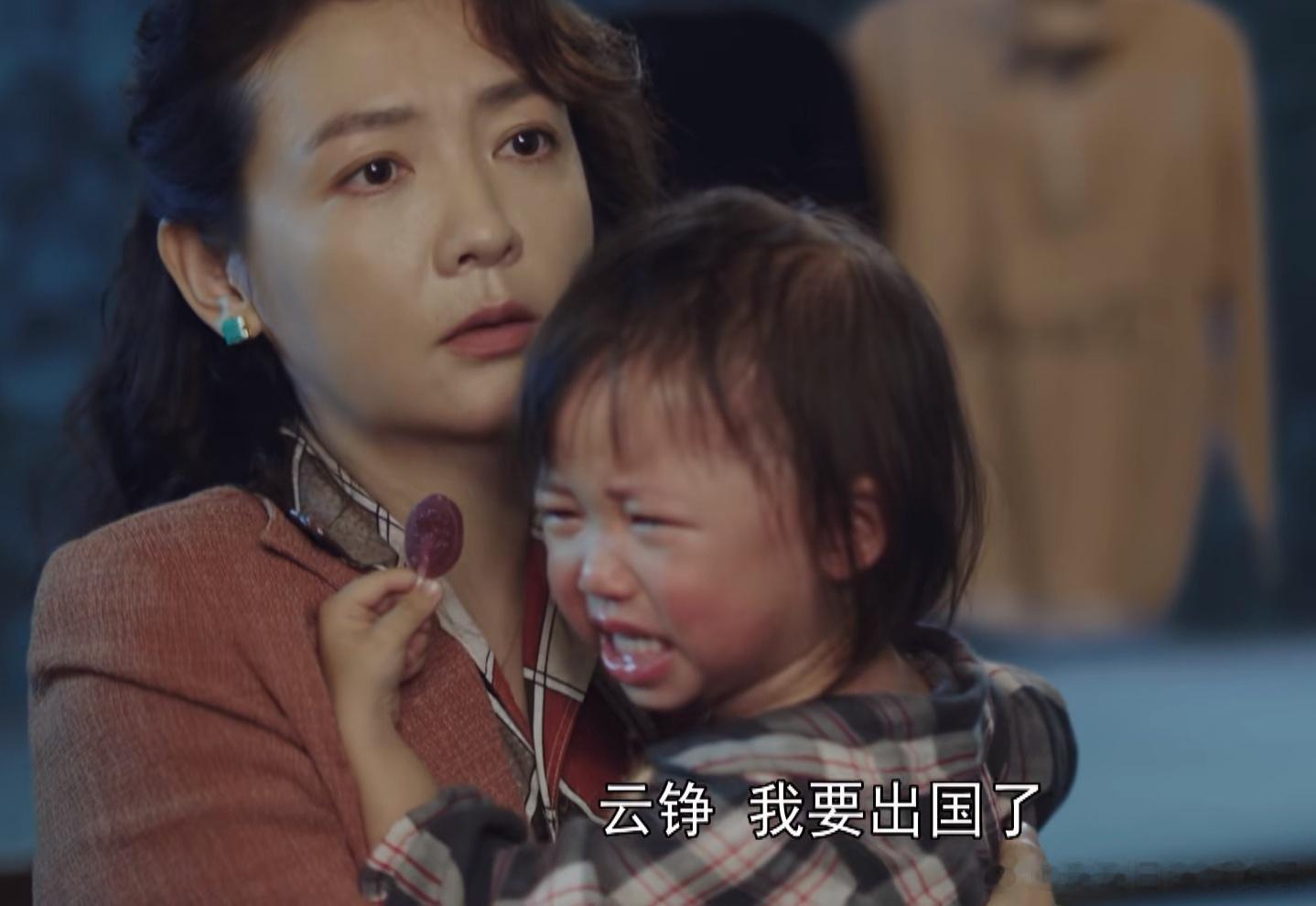 一个女人深夜跑到朋友家，告诉朋友她要出国了，机会难得她必须要去，而且不能告诉她老