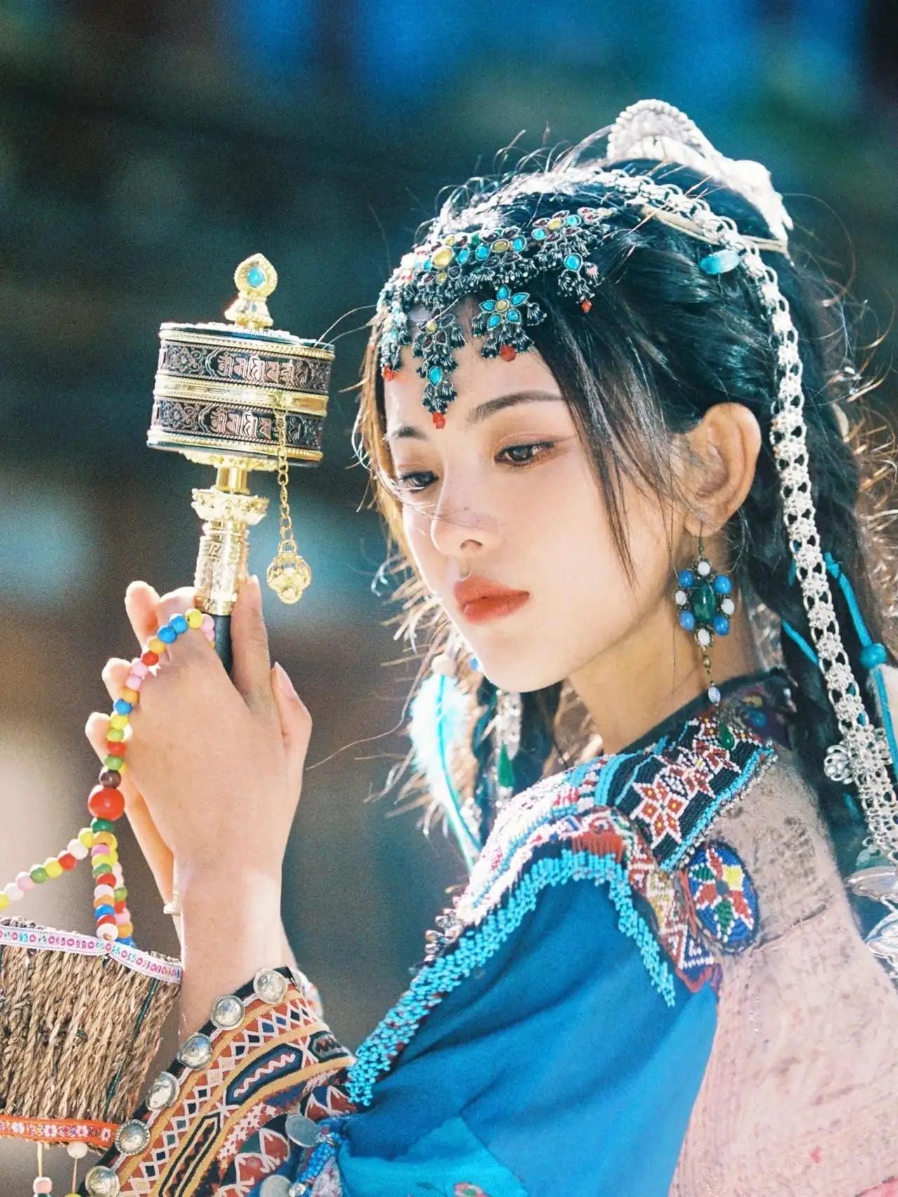 杨超越是一位非常有才华和魅力的年轻歌手和艺人，她的音乐才华和表演实力备受人们的喜