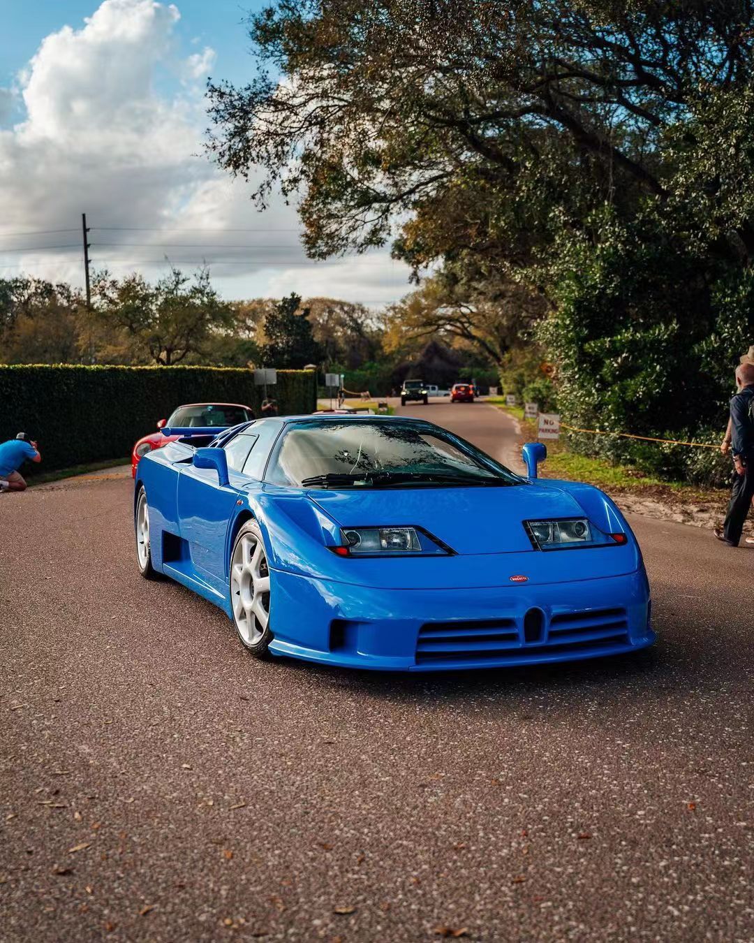 布加迪EB110SS[doge]生产这台车的时候布加迪还没被大众收购 ​​​