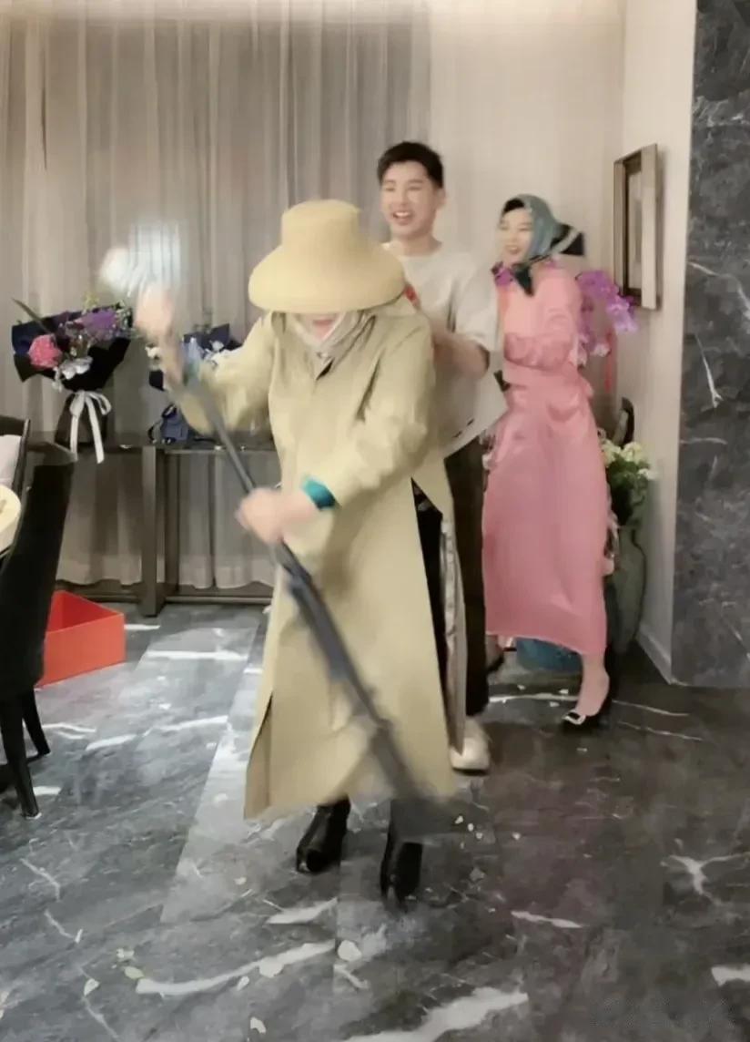 张兰直播间真的好欢乐，她一会扮船夫，一会唱歌，一会又跳舞，完全没有企业家的包袱，