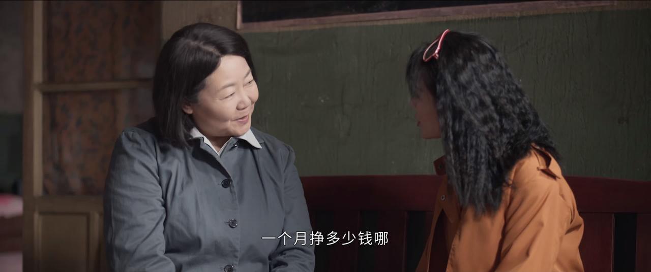 老太太问女孩：大妈想问一句不该问的话，你一个月挣多少钱？女孩微微一笑：说多了你也