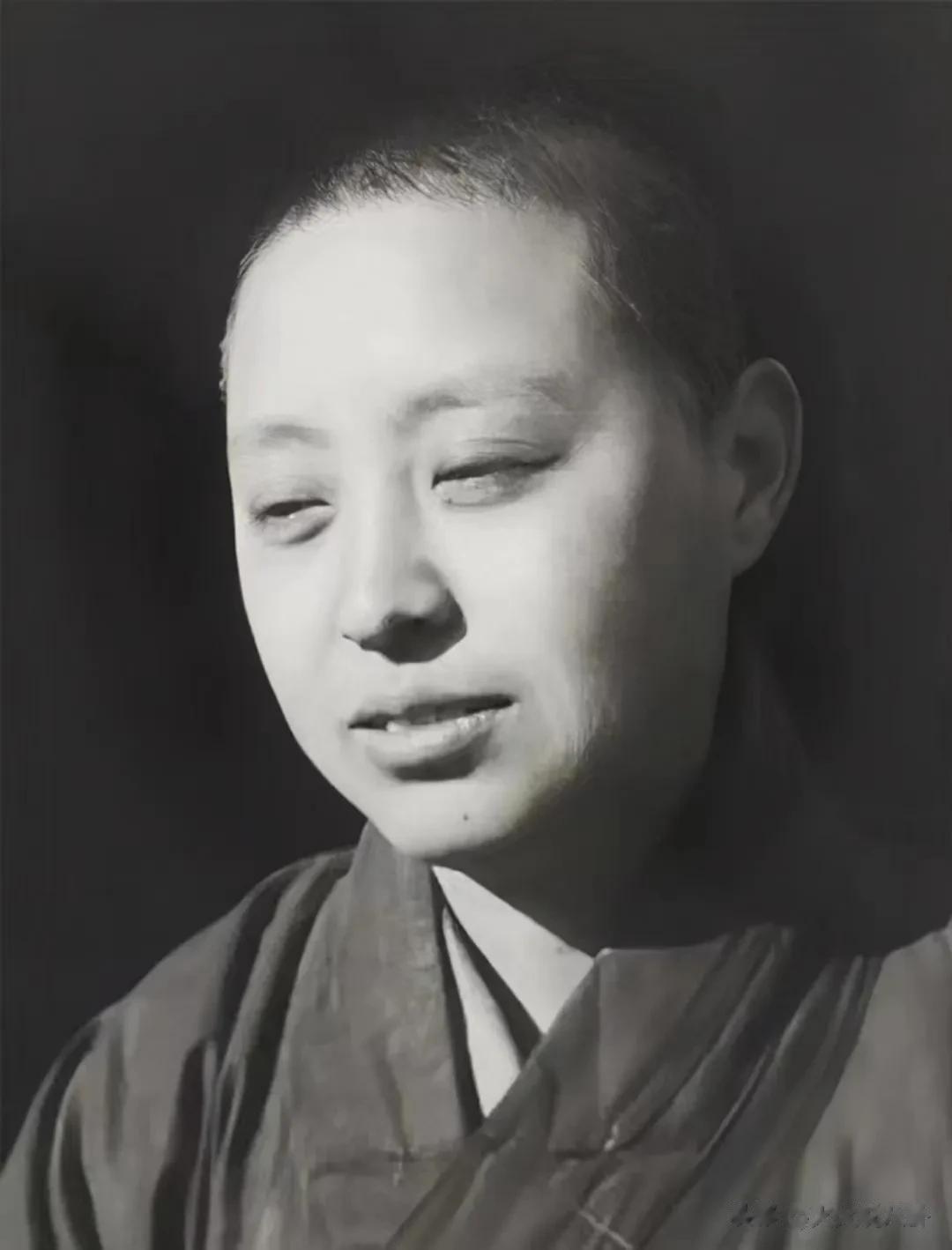 1937年12月，南京大屠杀期间，日军闯进南京百岁宫，他们看到了一位坐在火焰中的