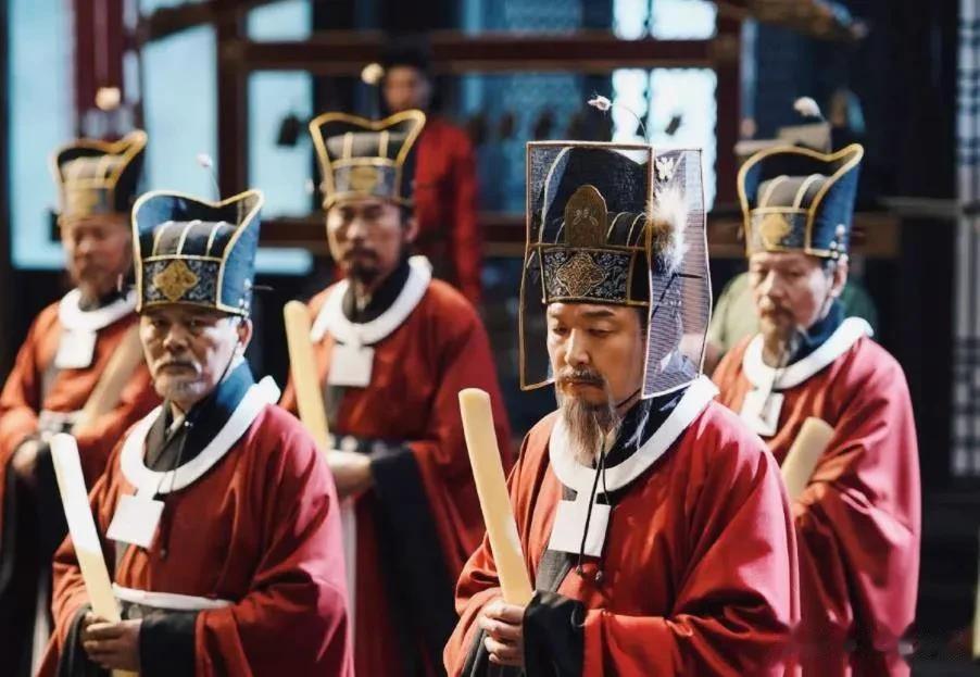 今天大学班级群里信息，一个同学荣升一个职业技术学院的纪委书记，同学们纷纷祝贺，有