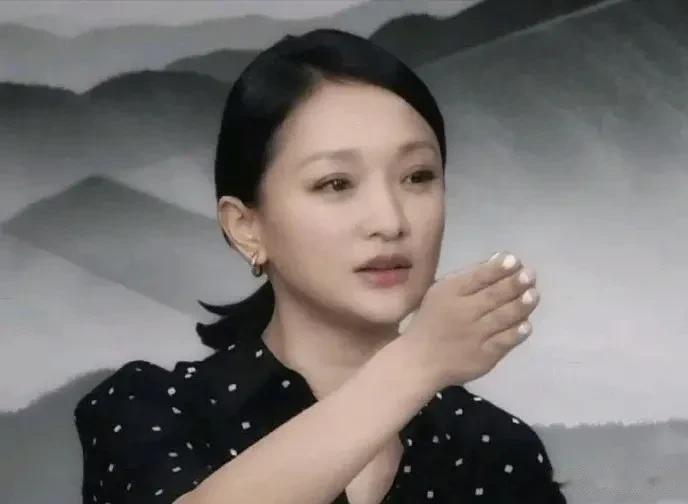 虽然说周迅五官精致，人也很有气质，但他的手掌并不好看，我真的是深有体会！

我公