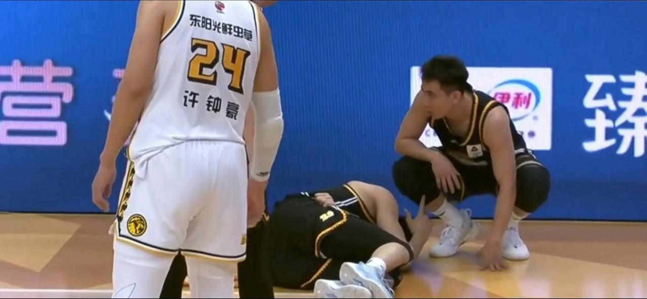 一场比赛两位球员受伤离场，辽宁男篮与浙江广厦男篮的比赛实在太激烈！

在辽宁男篮