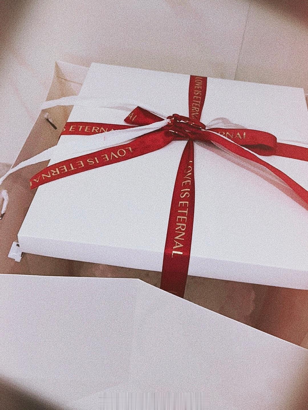 昨晚赶回香港开今上午客户的会原来还有只可爱小熊在家门口等我❤️ ​​​