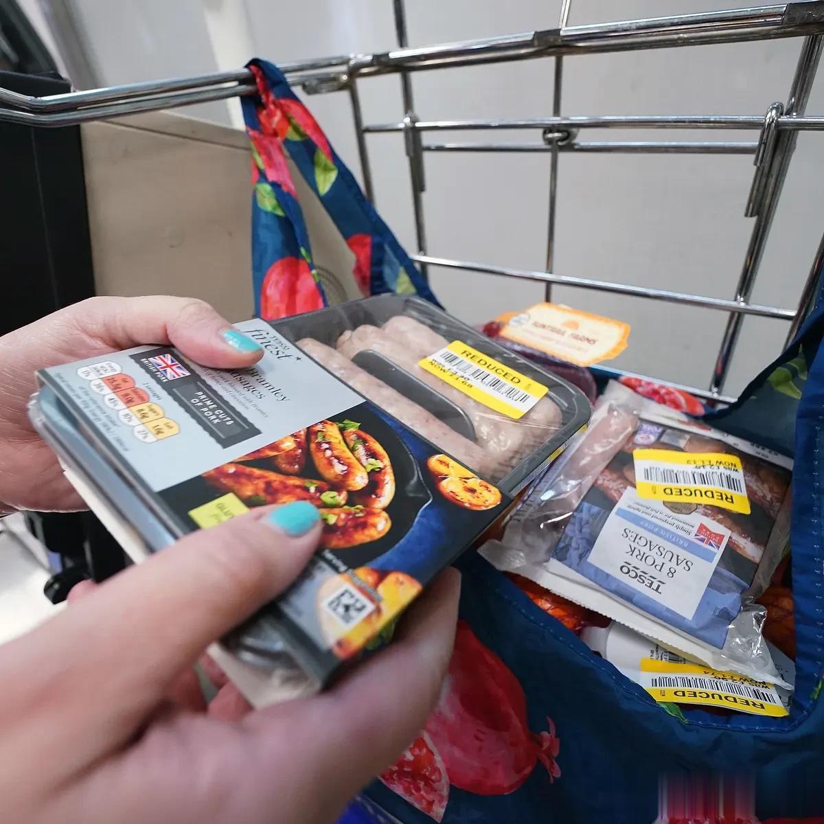 英国食品通胀上个月创下 1977 年以来的最高水平，升到18%。

英国国家统计