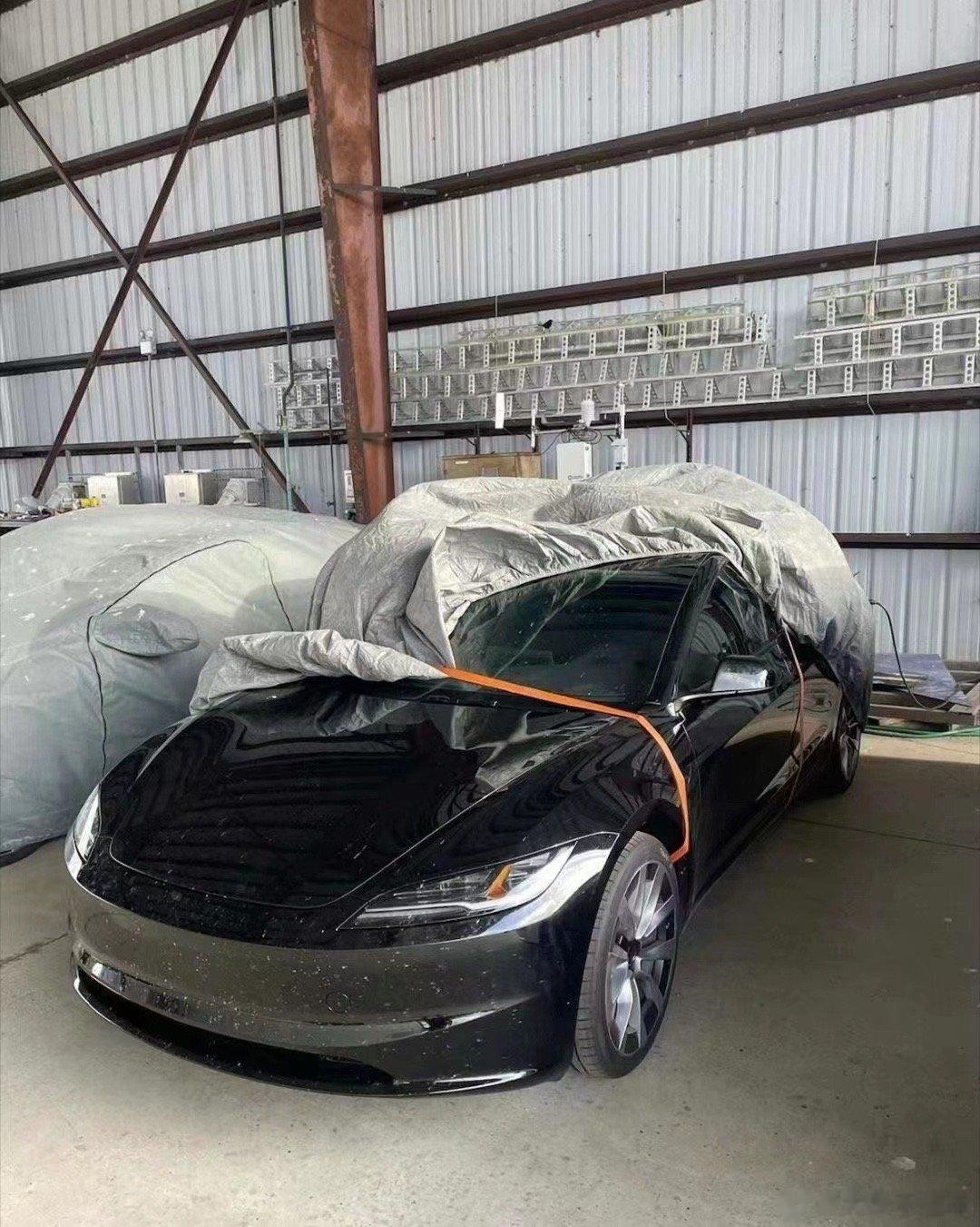 疯传的据说是新款Model 3照片，这车头，有一点Roadster的设计语言风格