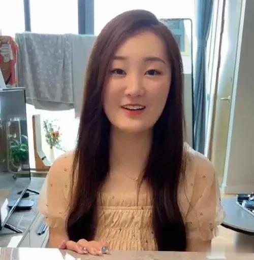 陈亚男现在能成为网红，在网上直播赚钱，她真的要感谢朱之文和朱小伟，要不是朱之文和