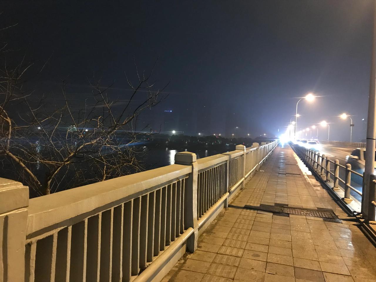 烟雨朦胧最江南，小桥流水有人家，姹紫嫣红虽未至，举杯回眸有佳人。