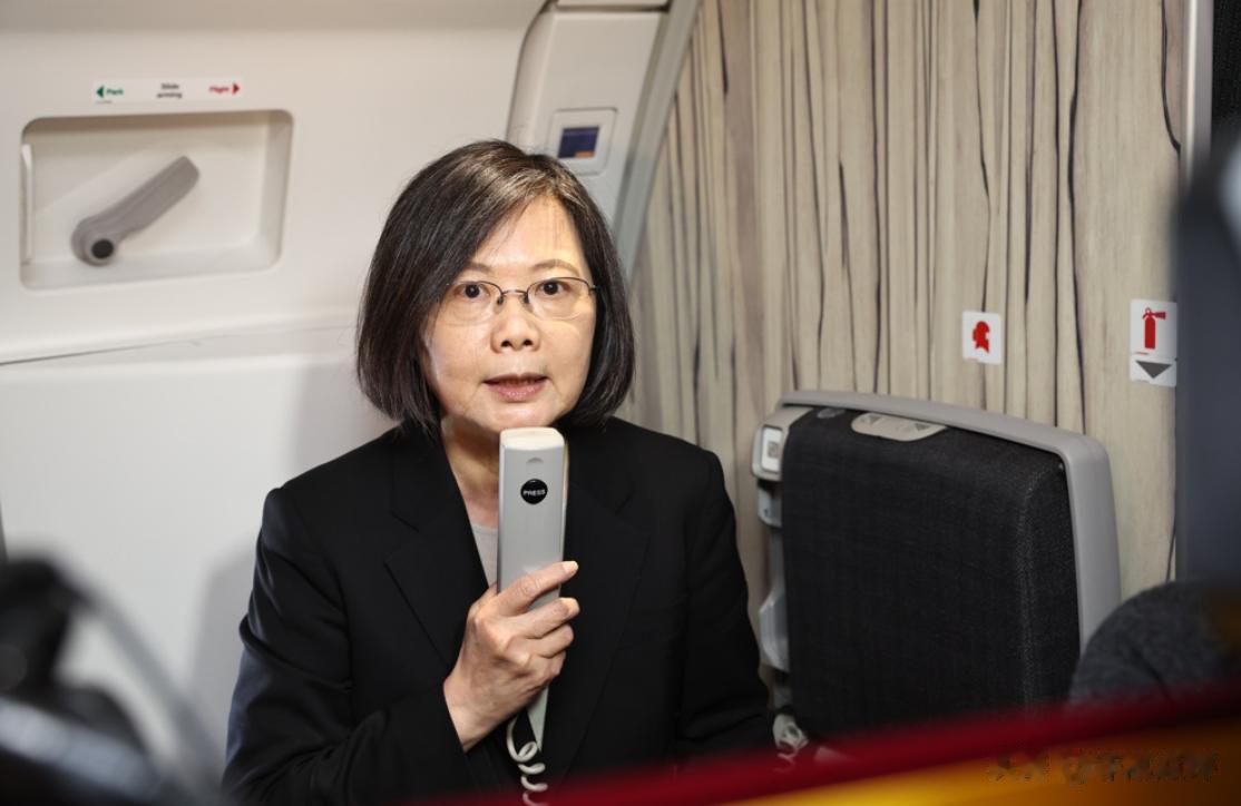 国台办也正式回应蔡英文窜美，只要和麦卡锡见面，大陆必将采取坚决回击，这算是提前给