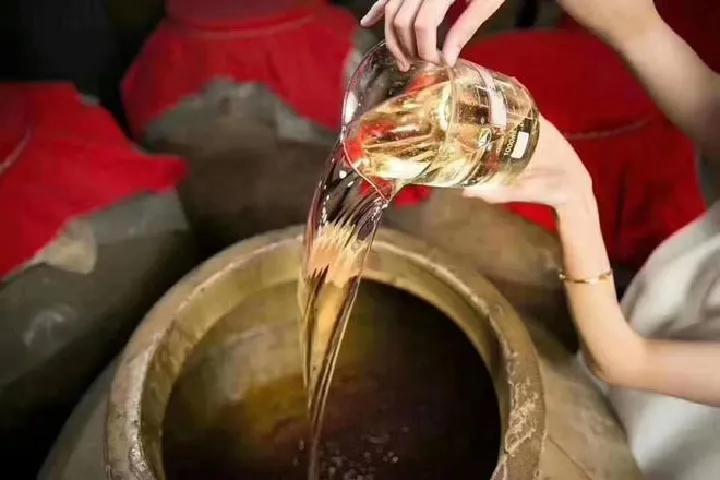 被央视列入“黑名单”的2款白酒，全是香精勾兑酒，白送都别要

如今的白酒市场上，