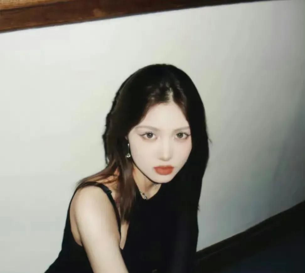 汪峰大女儿，引发热议！

最近，汪锋的17岁大女儿小苹果在社交媒体上晒出了一组最