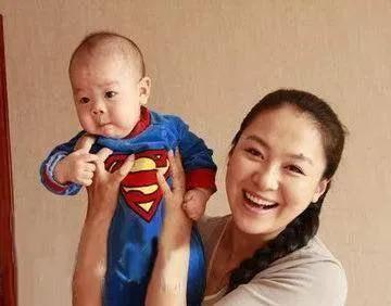 “古装女神”沈傲君和她的神秘老公的合影，据说沈傲君老公是乾隆皇帝后裔。
沈傲君的